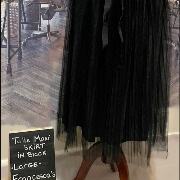 TULLE MAXI SKIRT IN BLACK - Picture 2 of 3